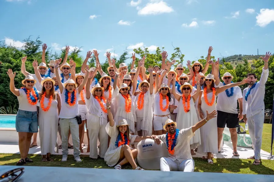 Equipa vestida de branco a celebrar o Aniversário TEAM
